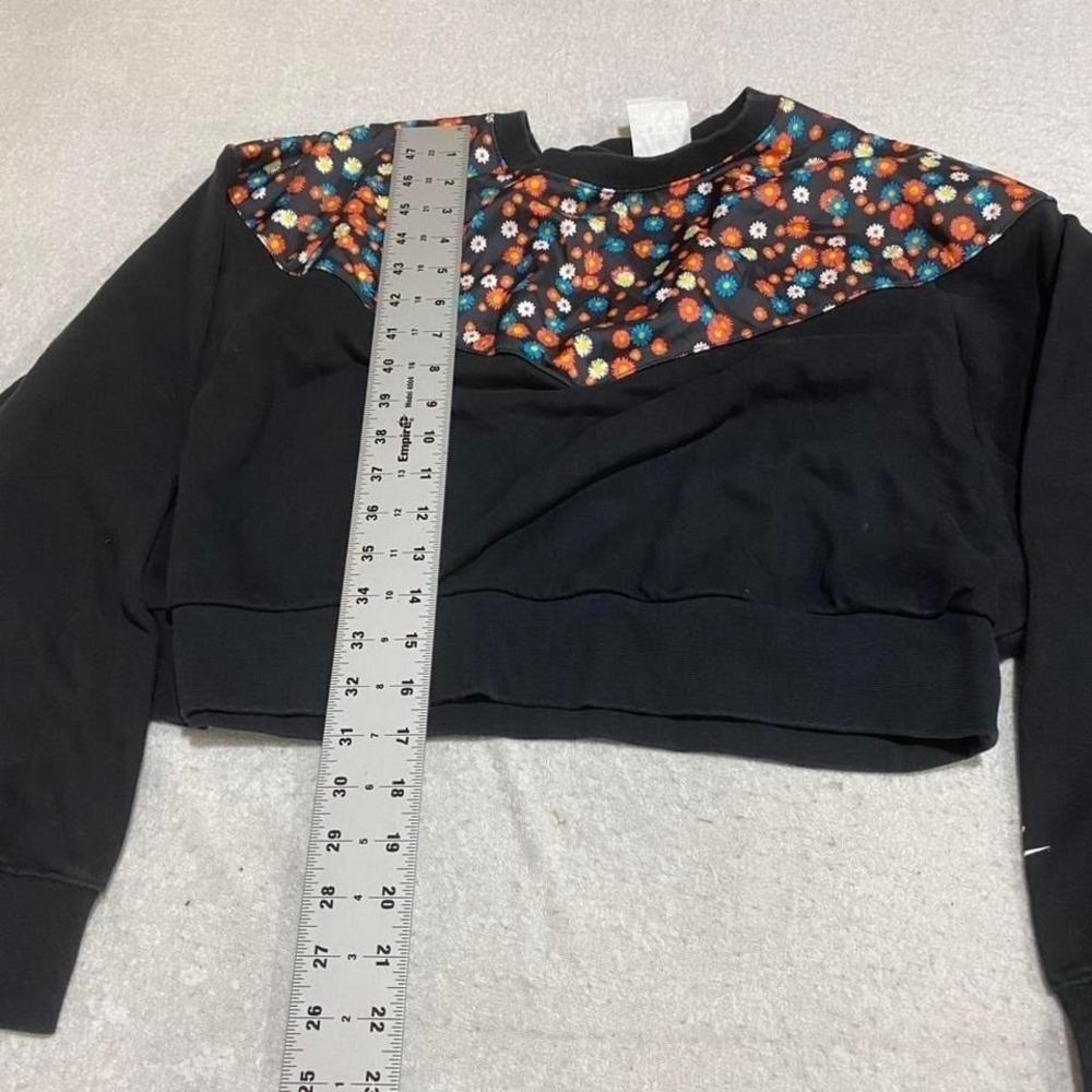 Nike Black cropped sweatshirt with floral collar women large. SKU589#floral